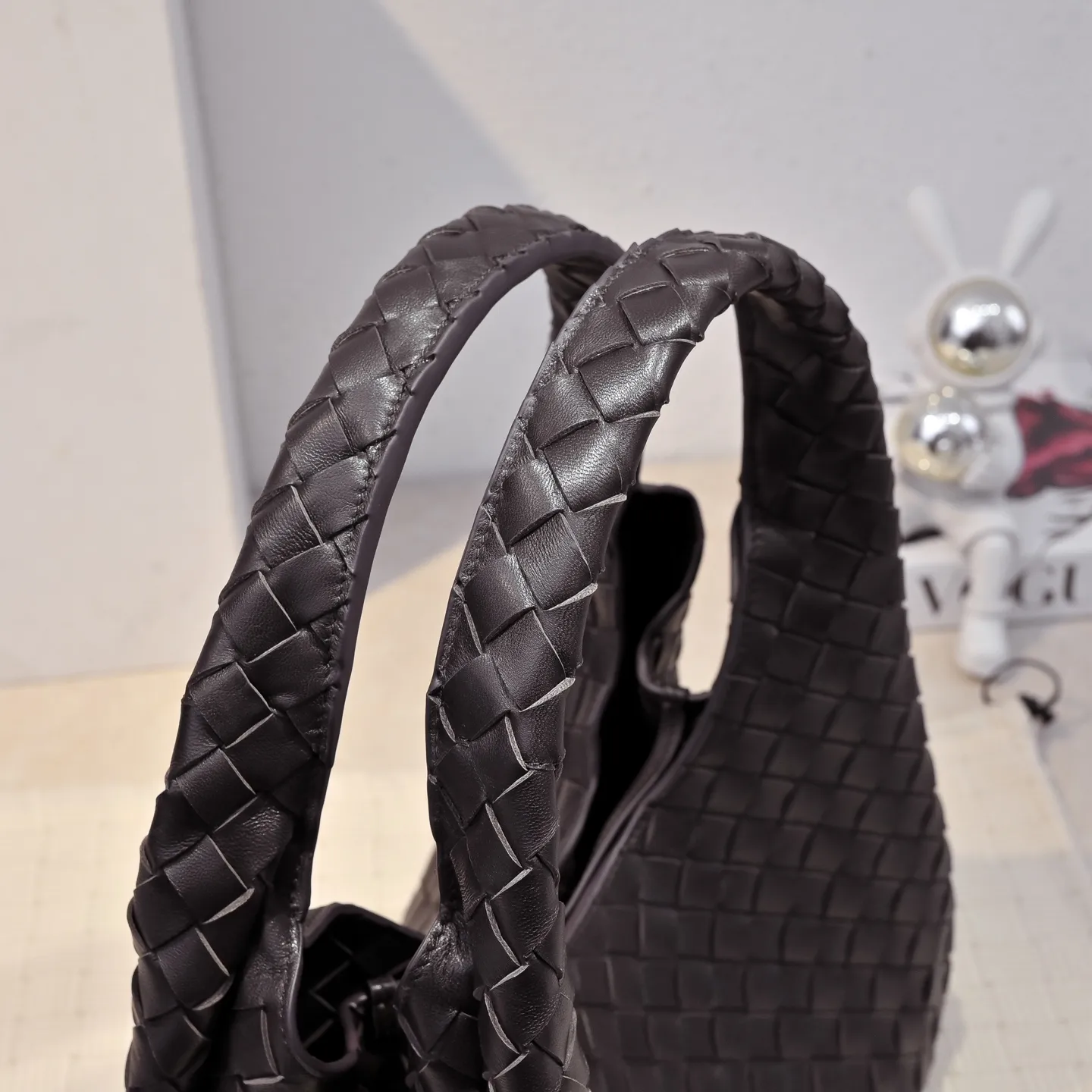 Batch 2160 new products are coming! BOTTEGA VENETA Bottega Veneta's 2025 new Campana shoulder bag is on the market~ First of all, I would like to praise the weight of this bag. As a not too small bag, it is very light for daily use. For people like me who need to carry a lot of belongings when going out, this advantage is great, and it greatly reduces the burden of traveling. 🛍️The shape is a bit like a combination of parachute and jodie. The blunt triangle shape is cute and honest. Carrying it on your back when going shopping is a good mood accelerator. The handles and body of the bag are both classic weaves. A tie is added to the original open design. If it is not tied up, the bag will look like a small vegetable basket when carried. Style number: 4249 Size: 33*20*16.5cm